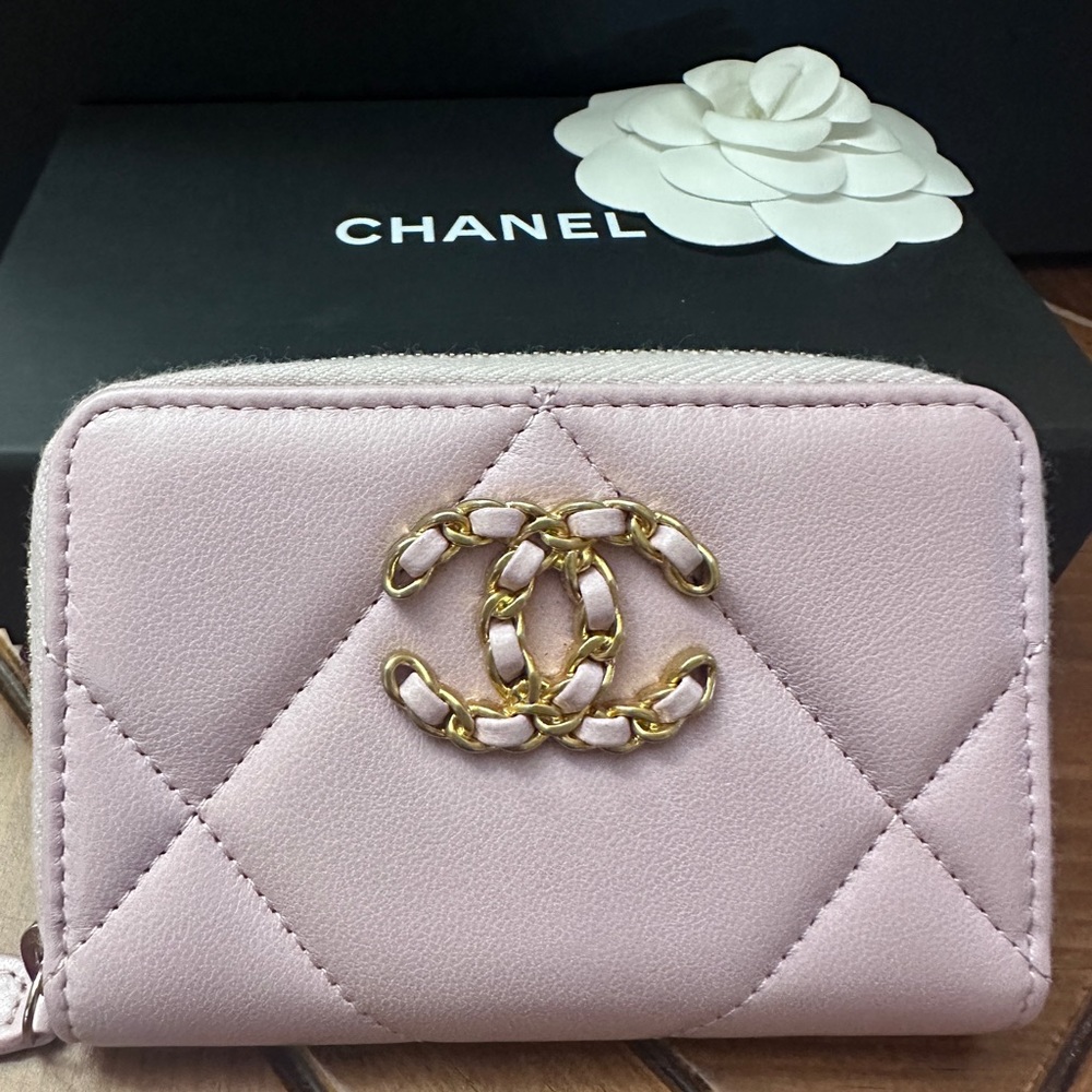 <SOLD> Chanel zippy card holder pink